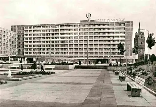 AK / Ansichtskarte Rostock Mecklenburg Vorpommern Interhotel Warnow und Kroepeliner Tor Kat. Rostock