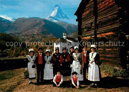 AK / Ansichtskarte Zermatt VS Trachtengruppe Blick zum Matterhorn Walliser Alpen Kat. Zermatt