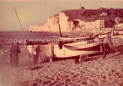 AK / Ansichtskarte Etretat Plage Falaise et Porte d Amont Collection Arts et Couleurs Kat. Etretat