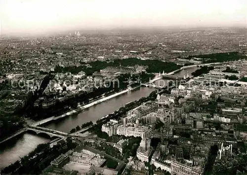 AK / Ansichtskarte Paris Vue panoramique prise de la Tour Eiffel sur la Seine et la butte Montmartre Kat. Paris