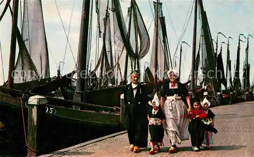 AK / Ansichtskarte Volendam Fischerboote im Hafen Trachten Kat. Niederlande