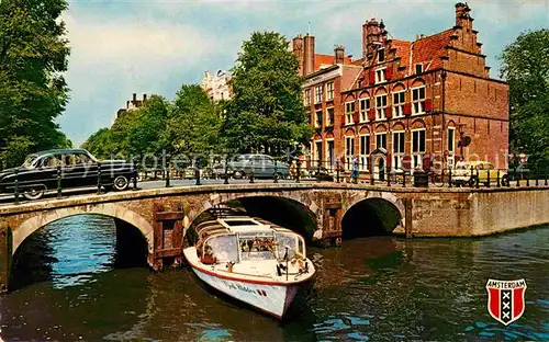 AK / Ansichtskarte Amsterdam Niederlande Voorburgwal met Huis aan de drie grachten Gracht Ausflugsboot Kat. Amsterdam