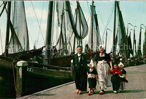 AK / Ansichtskarte Volendam Am Hafen Fischerboote Trachten Kat. Niederlande