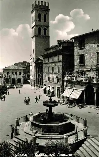 AK / Ansichtskarte Assisi Umbria Piazza del Comune Fontana Rathausplatz Brunnen Kat. Assisi