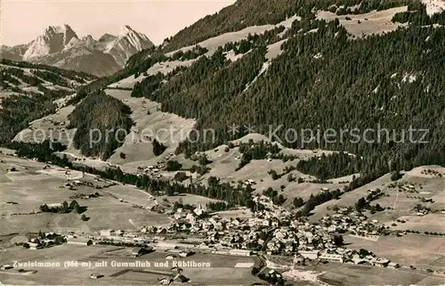 AK / Ansichtskarte Zweisimmen Panorama mit Gummifluh und Rueblihorn Berner Alpen Fliegeraufnahme Kat. Zweisimmen