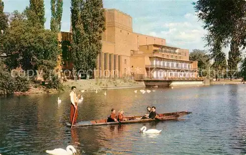 AK / Ansichtskarte Stratford on Avon Shakespeare Memorial Theatre Kanufahren Schwaene Kat. Stratford on Avon