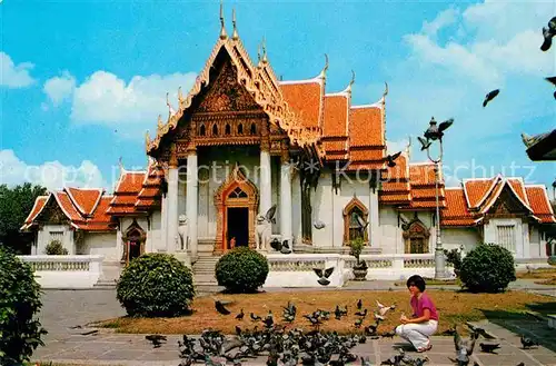 AK / Ansichtskarte Bangkok Wat Benchamabophitr Marble Temple Taubenfuetterung Kat. Bangkok