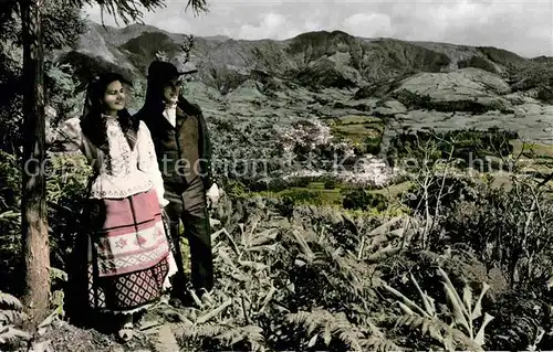 AK / Ansichtskarte San Miguel Acores Vale das Furnas Junges Paar Trachten Kat. Portugal