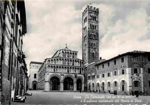 AK / Ansichtskarte Lucca Cattedrale e il palazzo medioevale del Monte di Pieta Kat. Lucca