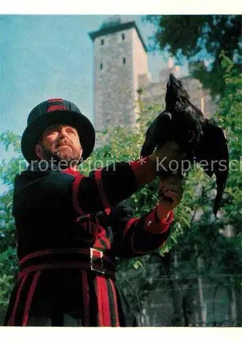 AK / Ansichtskarte London Tower of London Ravenmaster with one the Tower ravens Rabenmeister mit Turmraben Kat. City of London