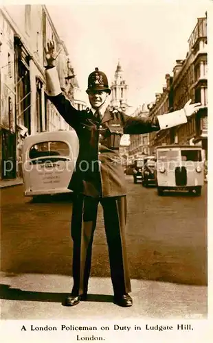 AK / Ansichtskarte London Policeman on Duty in Ludgate Hill  Kat. City of London