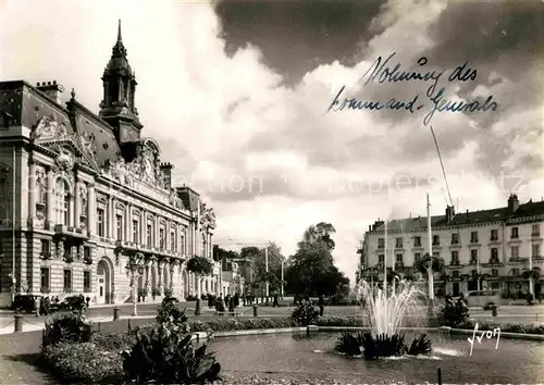 AK / Ansichtskarte Tours Indre et Loire Place Jean Jaures et Hotel de ville Kat. Tours