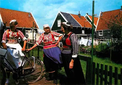 AK / Ansichtskarte Marken Niederlande Frauen in typischer Tracht Kat. Niederlande