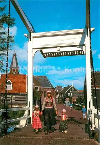 AK / Ansichtskarte Marken Niederlande Zugbruecke Frau und Kinder in Tracht Kat. Niederlande