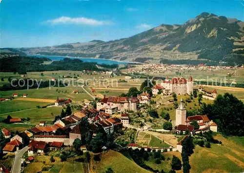 AK / Ansichtskarte Gruyeres FR et son chateau Broc et le lac de Gruyere Kat. Gruyeres