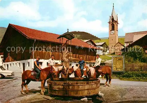AK / Ansichtskarte Serfaus Tirol Pferde am Brunnen Oberinntal Kat. Serfaus