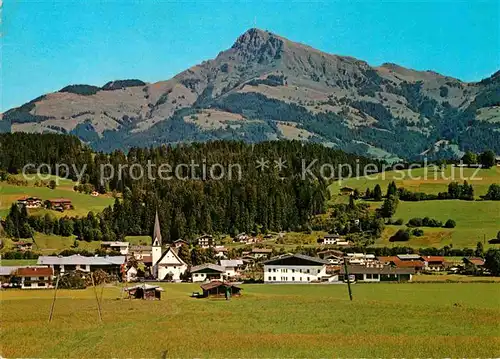 AK / Ansichtskarte Reith Kitzbuehel Ortsansicht mit Kirche gegen Kitzbueheler Horn Kitzbueheler Alpen Kat. Reith bei Kitzbuehel