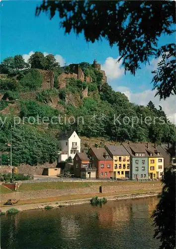 AK / Ansichtskarte Saarburg Saar Altstadt mit Burganlage und Bergfried der Saarburg Kat. Saarburg