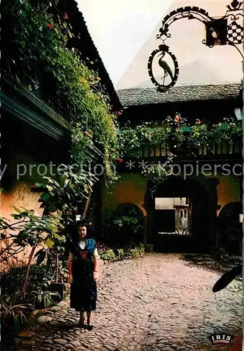 AK / Ansichtskarte Riquewihr Haut Rhin Alsacienne dans la cour des Cigognes Kat. Riquewihr