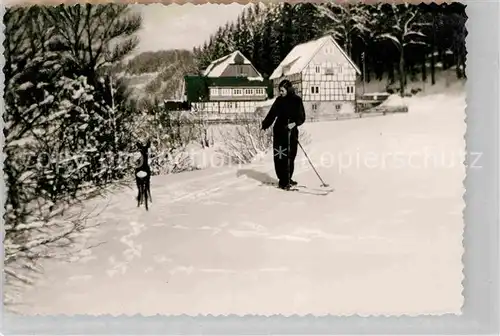 AK / Ansichtskarte Zueschen Sauerland Skifahrerin Reh Winterlandschaft Kat. Winterberg