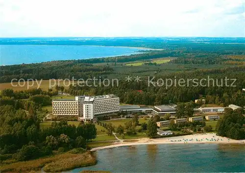 AK / Ansichtskarte Klink Waren Mueritz Hotel zwischen Mueritz und Koelpinsee Fliegeraufnahme Kat. Klink Waren