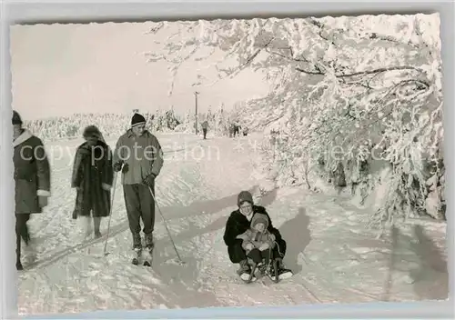 AK / Ansichtskarte Lenneplaetze Winterlandschaft Skifahrer Rodler Kat. Winterberg