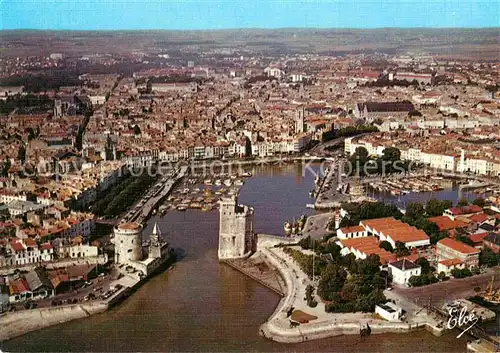 AK / Ansichtskarte La Rochelle Charente Maritime Vue generale aerienne du Port avec les celebres Tours Le Bassin des Yachts La Cathedrale Kat. La Rochelle