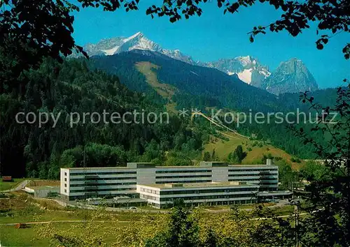AK / Ansichtskarte Garmisch Partenkirchen Kreiskrankenhaus mit Zugspitzgruppe Wettersteingebirge Kat. Garmisch Partenkirchen