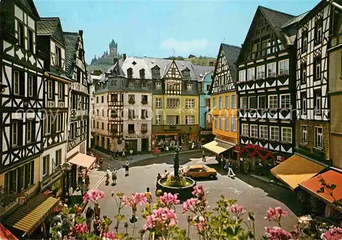 AK / Ansichtskarte Cochem Mosel Marktplatz mit St Martinsbrunnen und Burg Cochem Kat. Cochem