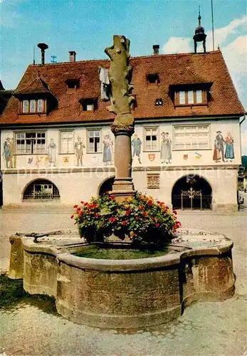 AK / Ansichtskarte Haslach Kinzigtal Rathaus mit Brunnen Fassadenmalerei Kat. Haslach Kinzigtal