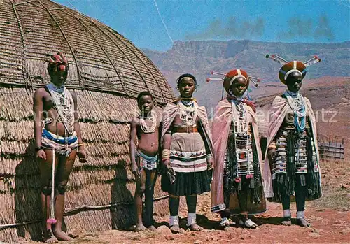 AK / Ansichtskarte Typen Afrika Bantu Life Zulus in tribal dress Drakensberg Natal