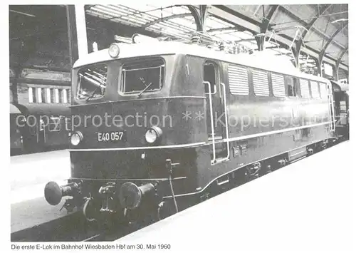 AK / Ansichtskarte Lokomotive Erste E Lok Wiesbaden Hauptbahnhof 30. Mai 1960 Kat. Eisenbahn