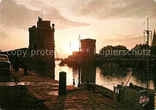 AK / Ansichtskarte La Rochelle Charente Maritime Coucher de soleil entre les deux Tours du port Kat. La Rochelle