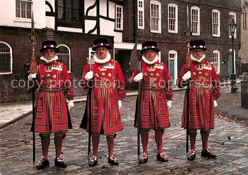 AK / Ansichtskarte Leibgarde Wache Yeoman Warders Ceremonial Dress Tower of London  Kat. Polizei