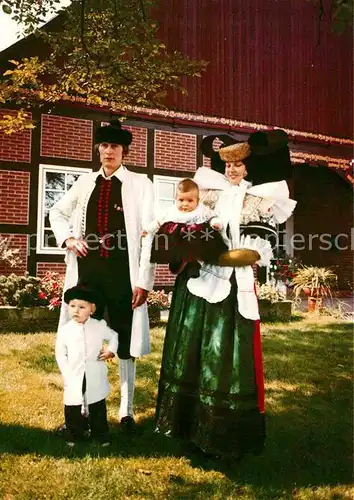 AK / Ansichtskarte Trachten Bueckeburg Trachtenfamilie  Kat. Trachten