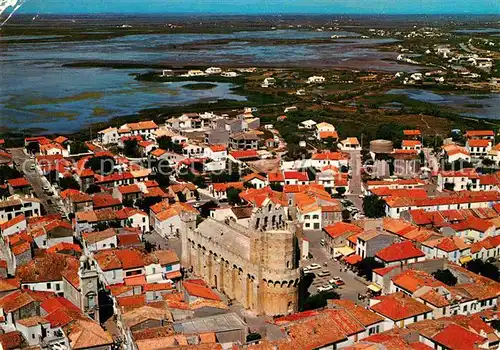 AK / Ansichtskarte Les Saintes Maries de la Mer Eglise fortifiee Les Mas Camarguais vue aerienne