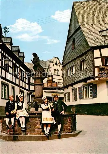 AK / Ansichtskarte Winningen Mosel Weinhexenbrunnen Trachtenpaerchen Kat. Winningen