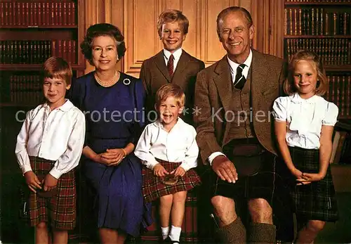 AK / Ansichtskarte Adel England Queen Elizabeth II. Duke of Edinburgh Grandchildren  Kat. Koenigshaeuser