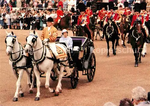 AK / Ansichtskarte Adel England Queen Elizabeth II. Trooping of the Colour  Kat. Koenigshaeuser