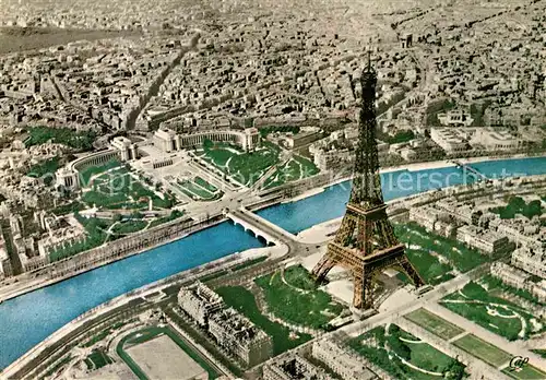 AK / Ansichtskarte Paris Tour Eiffel et le Palais de Chaillot Vue aerienne Kat. Paris