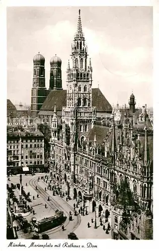 AK / Ansichtskarte Muenchen Marienplatz mit Rathaus und Dom Frauenkirche Kat. Muenchen