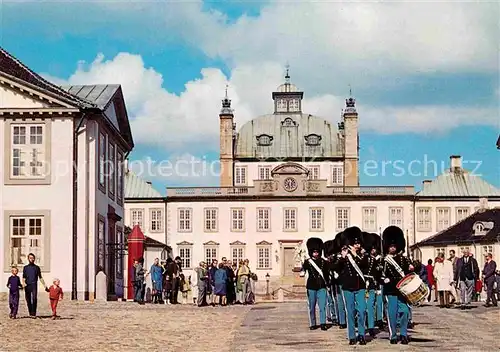 AK / Ansichtskarte Fredensborg Schloss Wachabloesung Kat. Daenemark