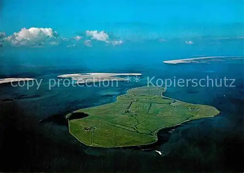 AK / Ansichtskarte Hallig Hooge Fliegeraufnahme aus 1800 m Hoehe im Hintergrund Insel Amrum Sandbank Japsand Kat. Hooge