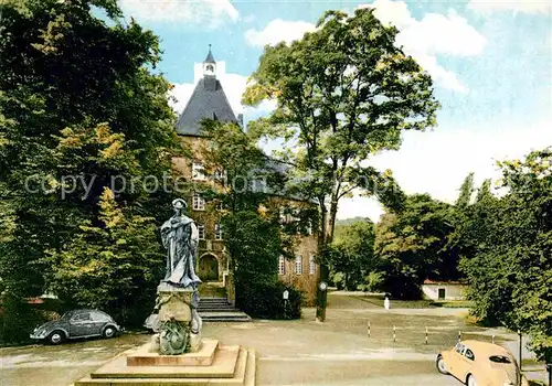 AK / Ansichtskarte Moers Schloss Denkmal Statue Kat. Moers