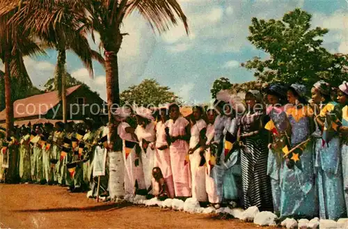 AK / Ansichtskarte Congo Belge Junge vrouwen in feestkledij Kat. Afrika