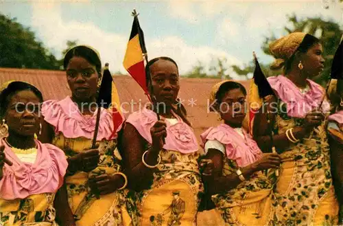 AK / Ansichtskarte Congo Belge Junge vrouwen in feestkledij Kat. Afrika