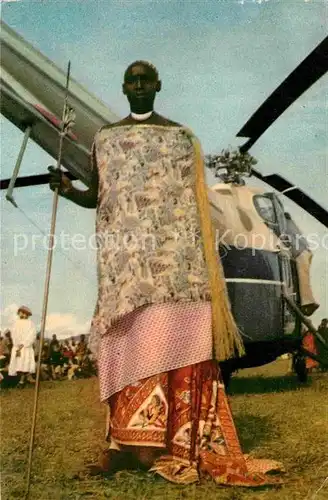 AK / Ansichtskarte Congo Belge Een waardigheidsbekleder van Urundi bewander de helicopter Kat. Afrika