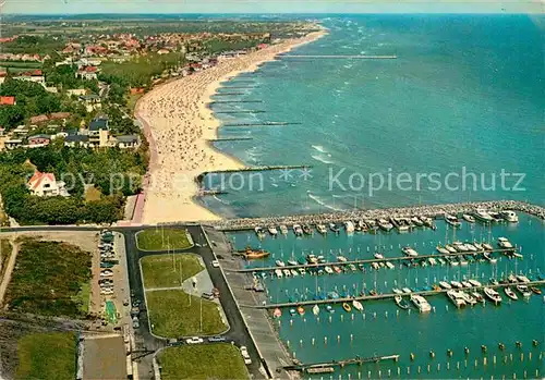 AK / Ansichtskarte Groemitz Ostseebad Fliegeraufnahme mit Hafen und Strand Kat. Groemitz