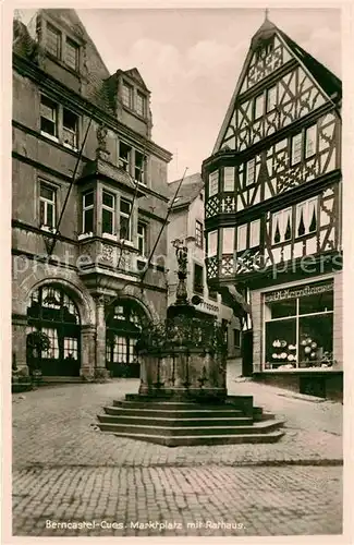 AK / Ansichtskarte Bernkastel Kues Marktplatz mit Rathaus und Brunnen Kat. Bernkastel Kues