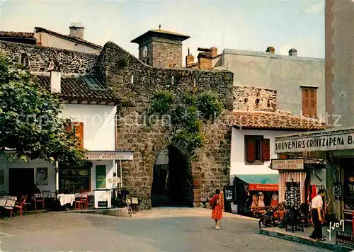 AK / Ansichtskarte Saint Jean Pied de Port Place du Marche Porte de la Rue de l Eglise Kat. Saint Jean Pied de Port